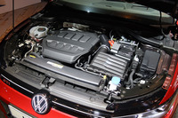 パワーユニットは2リッターTSIエンジン(写真)のほか、出力の異なる1.5リッターeTSI 48Vマイルドハイブリッド、2リッターのTDIクリーンディーゼルが用意される。