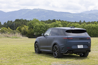 この試乗車のボディーカラーは「エディションツー」で新規設定されたマットフィニッシュの「ブルーネブラ」。ルーフはブラック(試乗車)とボディー同色が選べる。