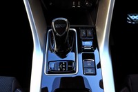 シフトセレクターはバイワイヤ式を採用。レバー基部のスイッチで「チャージ」「セーブ」「EV」モードを選択できる。