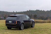 現行型「ランドローバー・レンジローバー」の最上級グレードにあたる「SV」。ジャガー・ランドローバー内にあって、高性能スポーツモデルの開発やビスポーク事業などを担う部門「SVO」が、内外装を手がけている。