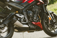 大幅なエンジンの改良により、「RS」では最高出力が123PS/1万1750rpmから130PS/1万2000rpmに向上。トルク特性も7500rpm付近において増強が図られ、最大トルクは80N・m/9500rpmとなった。