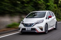 「ノートe-POWER NISMO」の最高出力109psに対して、同136psにパワーアップした「ノートe-POWER NISMO S」。ガソリンエンジン搭載モデルと同様に、車名末尾の「S」がハイパワーバージョンを示している。