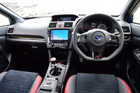 内装の質感も改善され、新たにハイグロスブラックのインパネ加飾パネルやドアスイッチパネルが採用された。