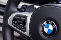 ステアリングホイールの左スポーク部分に「アシステッドドライブ」のスイッチが配置される。最新世代のジョグダイヤル式ではなく従来タイプのままだが、車間距離設定だけが最新世代モデルと同様に、センターディスプレイ内での操作に変更された。