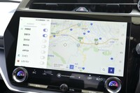 ダッシュ中央のタッチスクリーンは「iPad Pro」よりも大きい14インチ。エアコン温度やオーディオのボリューム、デフロスターのオン/オフなど、すぐに操作したいと思うような機能には専用のインターフェイスが残されている。