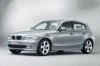 「BMW 120i」
「1シリーズ」は2004年に初登場したBMWのコンパクトモデルだ。小型のハッチバックだが、FR方式を採用している。エンジンによってグレード名が異なり、「120i」には2リッター直4エンジンが搭載されていた。