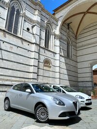 シエナ大聖堂近くで。写真右奥は「フィアット・プント」。