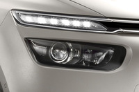 鋭い“眼光”を放つLEDポジションランプ。画面右のへこみが今回加えられたアクセント。