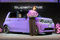 発表会の会場にはタレントの若槻千夏さんも姿を見せ、トークショーを展開。「スーパーONE」に触れて「いっしょに写真を撮りたくなるかわいさがありますね」などと評した。
