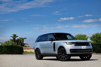 乗るたびに快適な乗り心地に驚かされる現行型「レンジローバー」だが、同時に「豪華な後席よりも運転席に座りたい」と思わせる点も、このクルマの魅力。JLRのクルマづくりの妙には、本当に脱帽である。