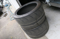 (写真A)工場の片隅に置かれていた、以前履いていた「トーヨー・プロクセスR888R」。トレッド面に、不可解な帯が入っているのがお分かりいただけるだろう。