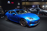 内外装にチェリーレッド装飾が施されたパーツによるカスタマイズモデル「スバルBRZ STIパフォーマンス」。