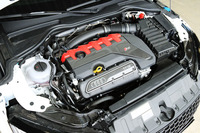 オールアルミの2.5リッター直5ターボエンジンを搭載する。単体で26kgの軽量化を果たすとともに、従来モデルを60ps上回る、400psの最高出力を実現した。