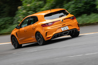 3ドアだった従来モデルとは異なり、新型「メガーヌ ルノースポール」のボディータイプは5ドアのみ。標準車のボディー剛性が大幅に向上しているため、車体については特に補強などは施されていないという。