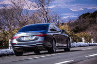 「アクティブブレーキアシスト」や衝突回避を支援する「緊急回避補助システム」などは、歩行者や自転車を含む車両にも対応する最新版にアップデート。「Sクラス」は、メルセデス・ベンツ車で最高峰の安全性がうたわれている。