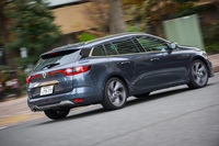 日本仕様には、試乗車に採用されていた「グリ チタニアム」を含む全3色のボディーカラーが用意されている。