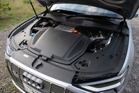 フロントフードを開けたところ。中央の黒い部分には収納スペースが用意されている。