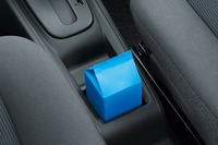 センターコンソールのドリンクホルダーには500mlの紙パックを立てることができる。