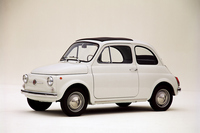1957年登場の2代目「フィアット500」。現行ラインナップの、多数の車種にそのデザインが反映されていることを思うと、このクルマなくして今のフィアットなし……と言っても過言ではない。