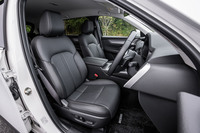 「CX-80 XD Lパッケージ」グレードでは、シートカラーをブラック(写真)もしくはグレージュから選択できる。ワイド車形のアーキテクチャーを採用することで「CX-8」よりも室内幅が拡大。ショルダールームは1列目シートで53mm広くなっている。