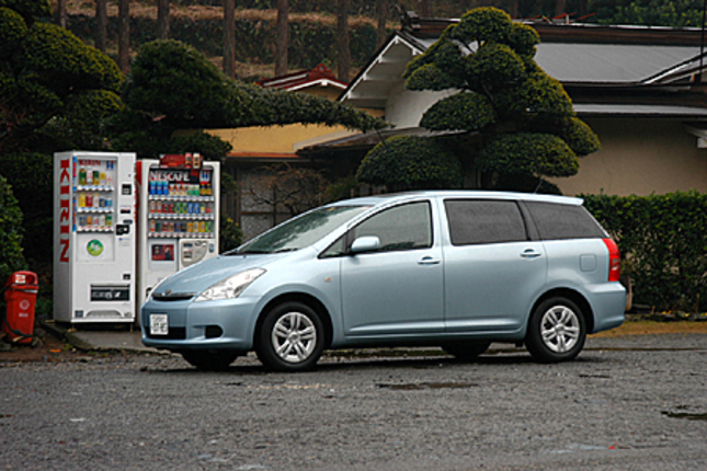【スペック】X:全長×全幅×全高=4550×1695×1590mm/ホイールベース=2750mm/車重=1330kg/駆動方式=FF/1.8リッター直4DOHC16バルブ(132ps/6000rpm、17.3kgm/4200rpm)/車両本体価格=168.8万円(テスト車=201.5万円/ムーンルーフ+CD/MDプレイヤー付きDVDナビ+6スピーカー+ガラスアンテナ、バックガイドモニター&ブラインドコーナーモニター、ステアリングスイッチ、ラジオレス)