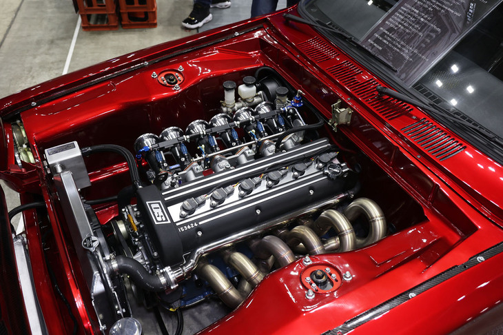 本家OS技研が展示していたTC24-B1Z搭載の「日産スカイライン ハードトップ2000GT」(KGC10)。こちらはインジェクション仕様だが、芸術的と言っても過言ではない眺めだ。