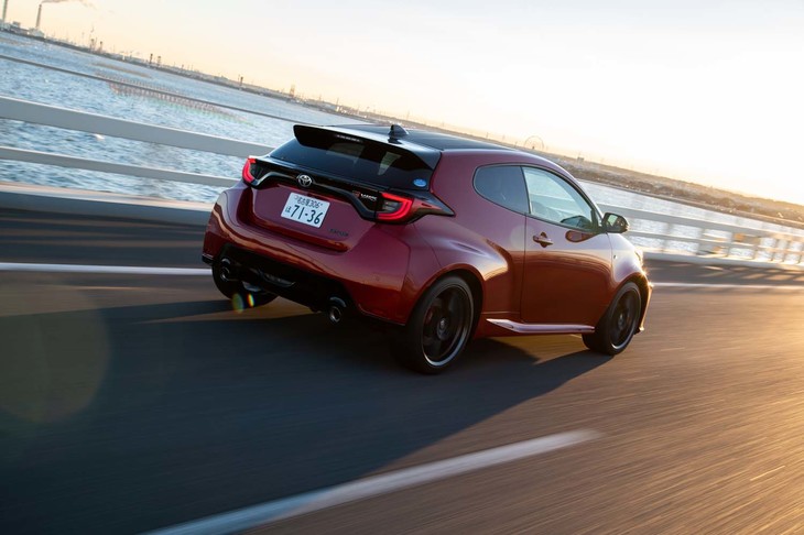 ボディーの強烈な剛性感も印象的な「GRヤリス」。ホイールハウスなどに専用の骨格構造を採用したほか、構造用接着剤の使用箇所をノーマルの「ヤリス」より11m延長。スポット溶接の打点も間隔を狭めて約200カ所増やしている。