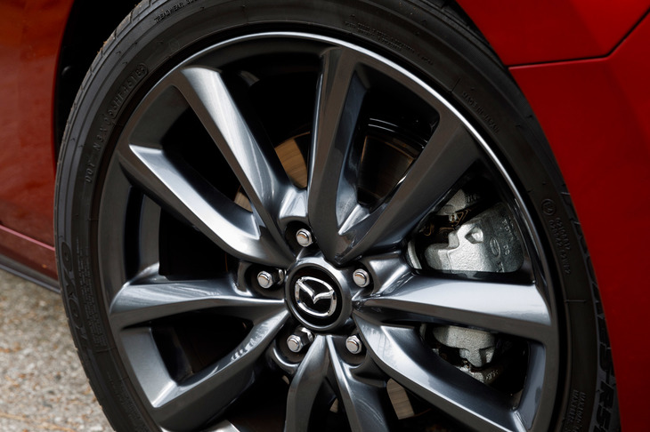 北米仕様の資料によると、ハッチバックのタイヤサイズは215/45R18が標準。テスト車のタイヤは「トーヨー・プロクセスR51A」だった。