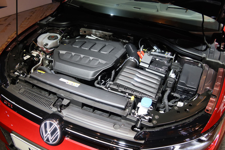 パワーユニットは2リッターTSIエンジン(写真)のほか、出力の異なる1.5リッターeTSI 48Vマイルドハイブリッド、2リッターのTDIクリーンディーゼルが用意される。