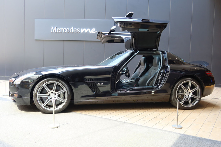 「メルセデスAMG GT63 4MATIC+ クーペ」の発表会場に展示された「メルセデス・ベンツSLS AMG」。