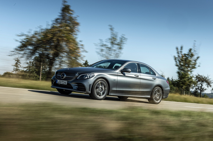 「C300de」は新世代のディーゼルエンジン「OM654」にモーターを組み合わせ、外部充電を可能としたメルセデス初のディーゼルPHV。セダンとステーションワゴンをラインナップする。