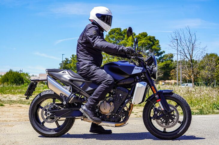 シート高は「スヴァルトピレン701」より15mm低い820mm。身長170cmの筆者がまたがると、カカトまで地面にべったり……とまではいかないが、両足をゆとりをもって接地させることができる。