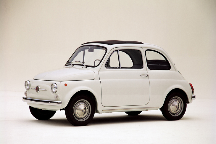 1957年登場の2代目「フィアット500」。現行ラインナップの、多数の車種にそのデザインが反映されていることを思うと、このクルマなくして今のフィアットなし……と言っても過言ではない。