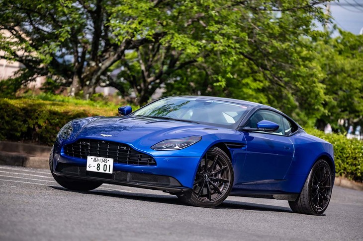 ブルーの「Qスペシャルペイント」に塗られた「アストンマーティンDB11 AMR」。「AMR」はシリーズの高性能バージョンという位置付けで、名称は「Aston Martin Racing(アストンマーティンレーシング)」の頭文字から取られている。