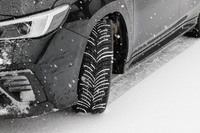 プラットフォームにあたる部分とショルダーブロックを強化することでタイヤの変形を抑え、優れたハンドリング性能を実現したのも「GEN-3」の特徴。