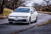 最新の8代目「ゴルフ」に用いられるプラットフォームは、先代の「MQB」を強化・軽量化した「MQBエボ」と呼ばれるもの。サスペンションはフロントがマクファーソン式、リアが4リンク式で、これはハッチバック車もステーションワゴンも変わらない。