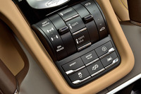 センターコンソールには“物理式ボタン”がずらりと並ぶ。シフトセレクターの手前には、ドライビングプログラムの切り替えやエアサスのレベル調整など、シャシー関係のスイッチが集まる。
