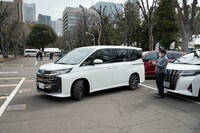 自動駐車機能「アドバンストパーク」も採用。ハイブリッド車の場合は車外からのスマートフォンによるリモート機能にも対応する。