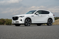 「マツダCX-60」はマツダのラージモデル商品群の第1弾として登場。エンジン縦置きのFRプラットフォームを使っている。