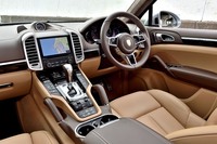 試乗車のインテリアカラーはサドルブラウンとルクソールベージュの組み合わせ。