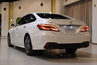 リアウィンドウは大きく傾斜。クーペライクなイメージを醸し出している。