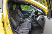 「エクスプレスレッドステッチ」と呼ばれる赤いステッチが入ったファインナッパレザーの「RSスポーツシート」は、16万円の有償オプション「RSデザインパッケージ レッド」に含まれるアイテム。ドアやセンターコンソールボックスにもレッドのステッチが入り、室内全体をスポーティーにコーディネートしている。