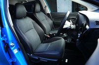 シートは形状や表皮の異なる計3タイプが用意される。写真は「ヴィッツ ハイブリッドU」のもので、運転席にはシートヒーターが標準装備される。