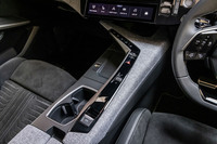 運転席側が高く、助手席側が低い特徴的なセンターコンソールデザイン。ピアノブラックのコンソールパネルには、ドライブモードセレクターやハザードスイッチ、オーディオのオン/オフ、ボリュームスイッチ、サイドブレーキスイッチなどが直線的に並ぶ。