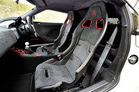 「スポーツ410」にはアルカンターラ表皮のカーボンスポーツシートが標準装備。脚を前に投げ出すようなドライビングポジションはレーシングカーのようだ。