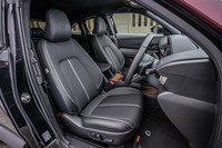 背もたれのセンターにホワイトのステッチがあしらわれた、ブラックのクロスと合成皮革のコンビネーションシート表皮は、「MX-30ロータリーEVエディションR」の専用アイテム。運転席には10Wayの電動調整機能が備わっている。