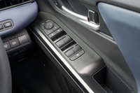 細かいところでは、サイドミラーの調整スイッチをダイヤルタイプからフラットタイプに変更。運転席のウィンドウスイッチパネルについては、運転席ウィンドウのスイッチに加え、全席のスイッチに照明が追加された。