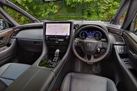 「エグゼクティブラウンジ」のインストゥルメントパネルは鶉杢目(うずらもくめ)のパネルと合成皮革の組み合わせ。リアスライドドアやルーフ/サイドサンシェード、リアキャプテンシート(姿勢戻しのみ)などの操作は、前席からも可能となっている。