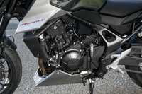 歴代モデルはいずれも4気筒エンジンを搭載してきた「ホーネット」が、「CB750ホーネット」では排気量754ccの2気筒エンジンを搭載。街なかでの実用性と郊外でのファンライドの両立を目指したバイクとして登場した。
