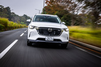 「CX-80」の走行シーン。同じプラットフォームを使用する「CX-60」で指摘されたポイントを解消するため、CX-80の発売は当初予定からほぼ1年遅れた。具体的にはフロントタイロッドの再配置や全ダンパーの減衰力アップに加えて、バネレート低減、スタビライザー廃止、バンプストッパー短縮、クロスメンバー圧入ブッシュのすぐり角度変更といった改良が行われた。